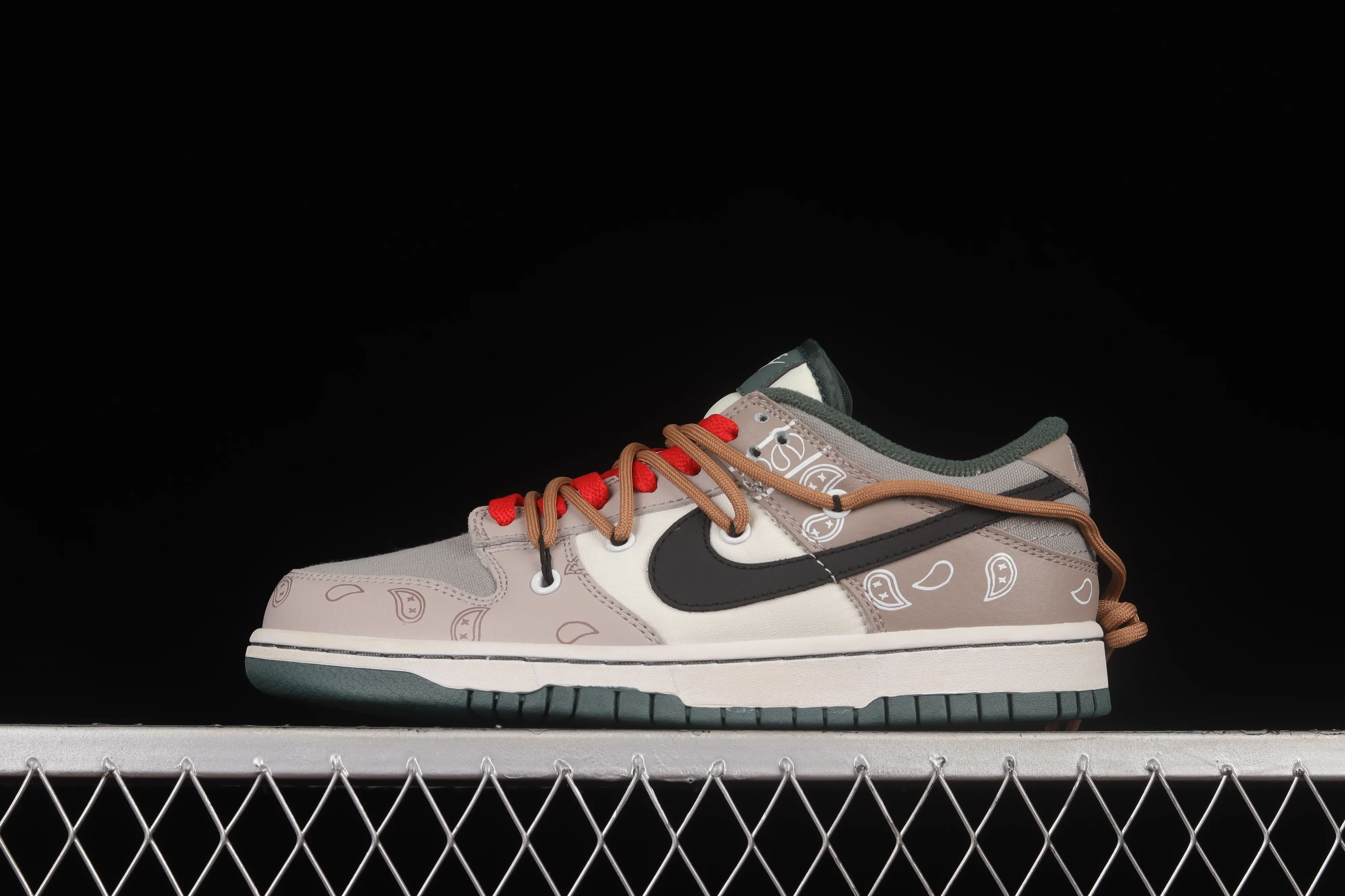 All Categories Nk SB Dunk Series Nk SB Dunk Low Low-top sneakers Pure original version Nk Dunk Low "Retro" Vibe style distressed Deconstructed shoelaces Tan SB low-top sports and leisure sneakers DH0957-100